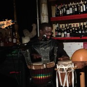Der Percussionist Alioune Faye, der in der Bronx lebt, entstammt einer großen Familie von senegalesischen Musikern