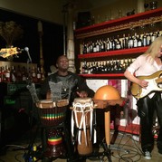 Der Percussionist Alioune Faye, der in der Bronx lebt, entstammt einer großen Familie von senegalesischen Musikern