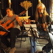 Gitarren-Duo „Buddy Booze“. Fritz „Fide“ Wolter und Michael Scharr 