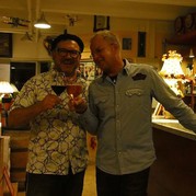Stephan Hutt und Guido Keller stoßen auf den gelungenen Abend an