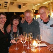 Familie Hutt genießt die Stimmung im Wein-Musketier und feiert Susanne