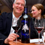 Julia und Jörg genießen unsern Juan Gil Monastrell aus der Jumilla