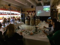 Kunden bei der Weinprobe in der Weinhandlung Stuttgart: Wein-Musketier Guido Keller