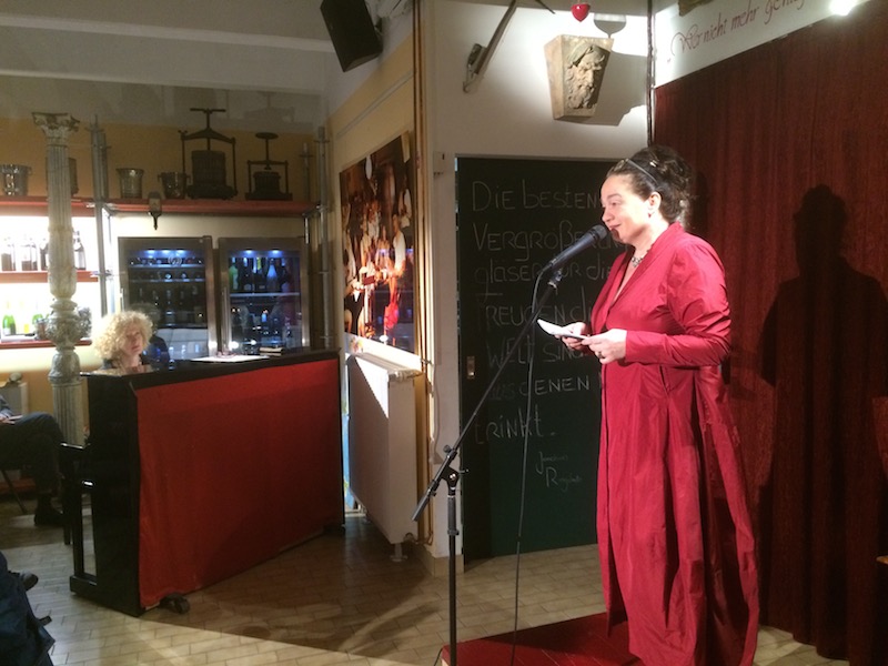 Barbara Stoll im Weinladen in Stuttgart bei Guido Keller