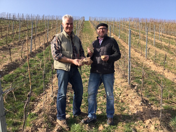 Götz Blessing und Guido Keller im Weinberg mit rotem und schwarzen Schiefer