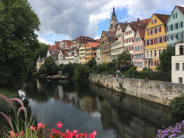 Unser Team vom Weinkeller in Stuttgart genießt den Neckar und Tübingen.