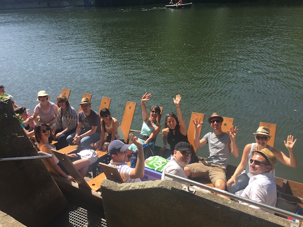 Das Team von Guido Keller, Weinhändler in Stuttgart-Degerloch, 'sticht' in den Neckar