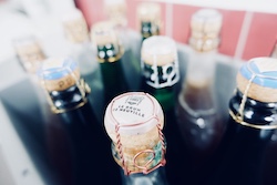 Champagner, die aus eigenen Trauben stammen, erkennen Sie an der Abkürzung RM auf der Kapsel. Dies bedeutet: Récoltant manipulant.