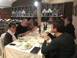 Justine Boxler von Champagner Le Brun de Neuville verwöhnt das Team vom Wein Verkauf Wein-Musketier Stuttgart, Ihrem Weinhändler vor Ort