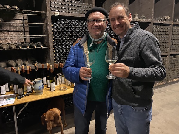 Guido Keller, Weinhändler in Stuttgart zum Winzerbesuch beim Weingut Ratzenberger in Bacharach - sein Riesling und Sekt im Wein-Musketier Stuttgart
