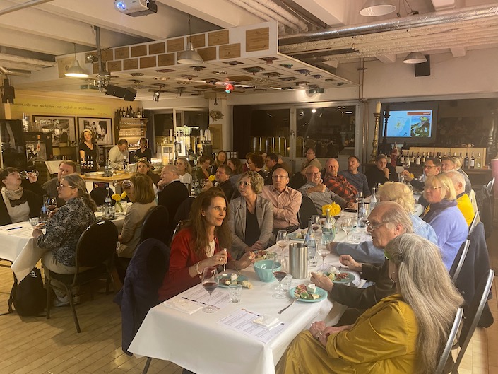 Unsere Kunden in der Weinhandlung in Stuttgart Degerloch von Guido Keller, Ihrem Wein-Musketier bei einem Winetasting mit Christina Schillinger