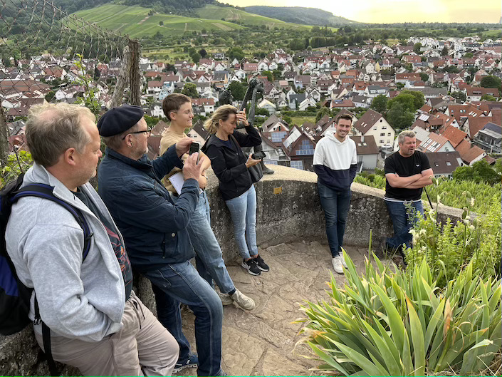 Angefangen hat Jochen mit konventionellem Weinbau – ab 2003 folgten erste Versuche mit Methoden nach ökologischen Kriterien: Verzicht auf Reinzuchthefe, stattdessen mit Spontangärung, um so durch die natürliche Hefeflora des Standortes einen möglichst charakteristischen, den Böden und dem Umfeld entsprechenden Geschmack zu erzielen. Ökologie hat für ihn heute oberste Priorität!   Seine Prämisse: „Wir arbeiten mit einem Naturprodukt, also müssen wir auf die Natur achten“, wirkt sich stark auf seine Arbeit aus. So achtet er z. B. beim Düngen mit Mist und beim Rebenschnitt auf die Mondphasen. Nur bei absteigendem Mond wird geschnitten, da ist die Anziehungskraft der Erde höher, das gibt Kraft in die Reben.   Stetten ist seine Heimat, ein Weißweinort, er liebt und kennt ihn! Das merkt man an Zitaten wie:   „Wir arbeiten dort, wo wir uns auskennen.“ „An jeder Ecke weiß ich, wie der Wind weht.“  „Jede Parzelle hat ihr eigenes Kleinklima.“  