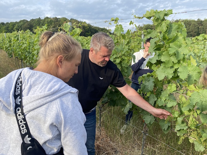 Das Team der Weinberatung vom Wein-Musketier in Stuttgart besucht den Winzer für Demeter Wein: Jochen Beurer. Weinproben im Weinladen