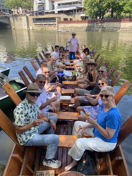 Das Team vom Weinladen in Stuttgart-Degerloch: Das Wein-Musketier Guido Keller auf dem Stocherkahn in Tübingen