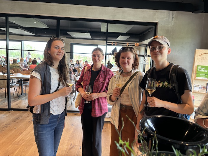 Mein Team und ich vom Wein-Musketier in Stuttgart beim Ausflug zu David Klenert, dem ersten Klimawinzer Deutschlands