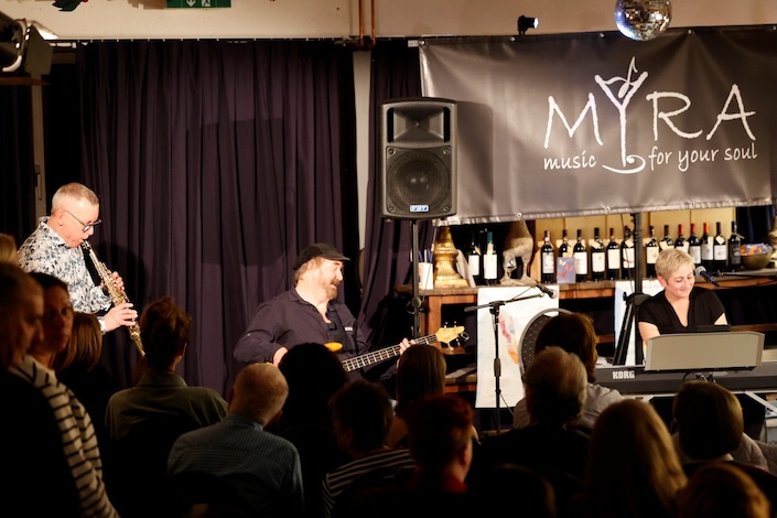 Myra im Wein-Musketier Stuttgart, Ihrem Weinladen in Degerloch Myra im Wein-Musketier Stuttgart, Ihrem Weinladen in Degerloch