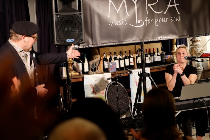 Myra im Wein-Musketier Stuttgart, Ihrem Weinladen in Degerloch Myra im Wein-Musketier Stuttgart, Ihrem Weinladen in Degerloch