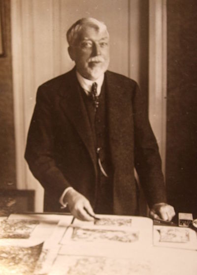 Adolf Hölzel, Stuttgart Degerloch am Arbeitstisch