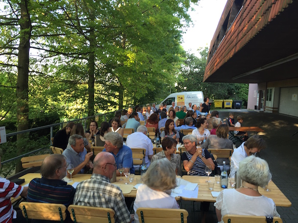 Die überdachte Außenterrasse vom Weinladen zum Feiern und Mieten in Stuttgart Degerloch