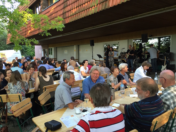 Die überdachte Außenterrasse vom Weinladen zum Feiern und Mieten in Stuttgart Degerloch