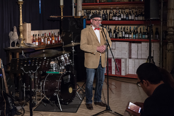 Guido Keller begrüßt die Gäste zu Theresa's Playground im Weinladen in Stuttgart