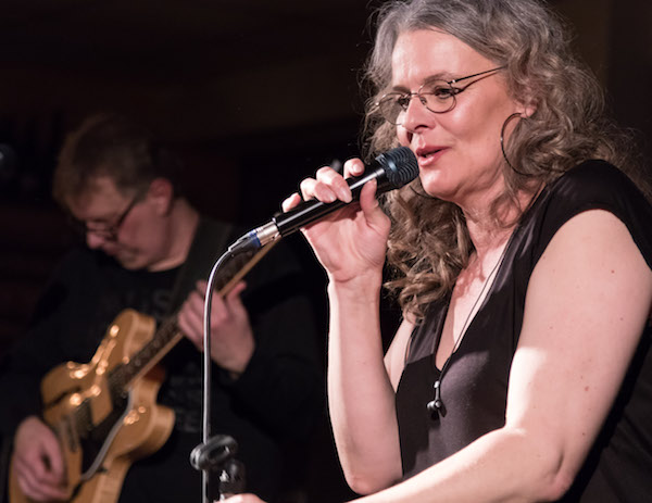 Tanja Telschow (Leadgesang) bei der Barraqué-Kastler Band bei uns im Weingeschäft Stuttgart