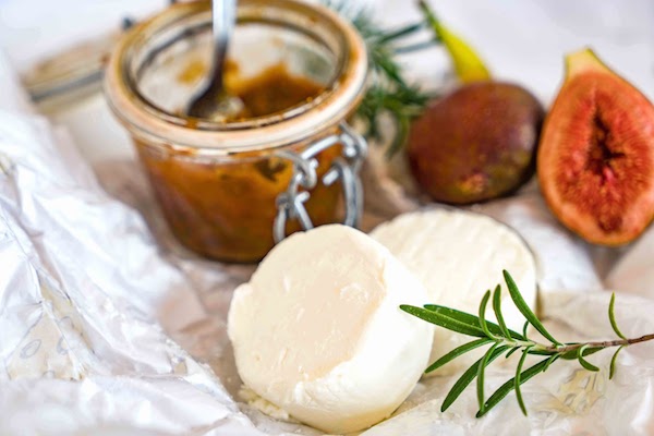 Überbackener Ziegen-Frischkäse von Armin Haas, mit Feigen-Chutney und Weißbrot mit Wein aus Spanien in Stuttgart genießen