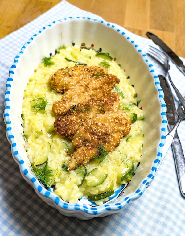 Fenchel-Zucchini-Risotto mit Hähnchen in der Knusper-Panade mit Wein vom Weinladen in Stuttgart