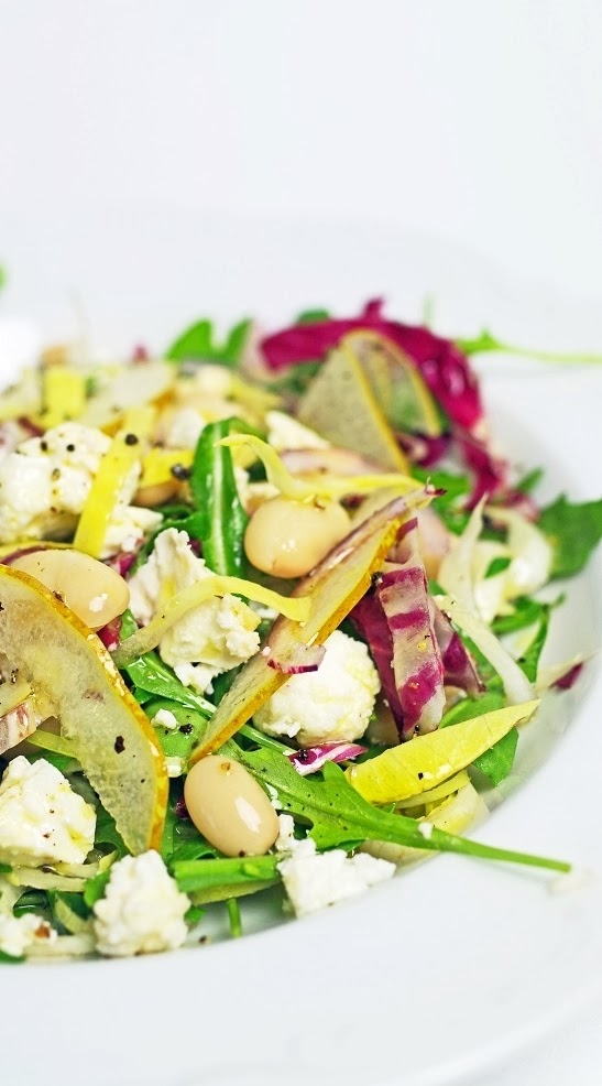 Winter-Salate mit weißen Bohnen, Schafskäse und Birne mit Wein aus Stuttgart