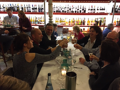 Kunden bei Weinprobe mit Chablis, Champagner und Châteauneuf-du-Pape in Stuttgart