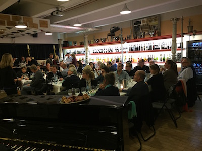 Kunden bei Weinprobe mit Chablis, Champagner und Châteauneuf-du-Pape in Stuttgart