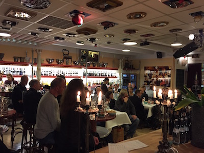 Kunden bei Weinprobe mit Chablis, Champagner und Châteauneuf-du-Pape in Stuttgart