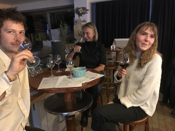 Weinseminare in Stuttgart beim Wein-Musketier Guido Keller Erleben auch Sie an einem Abend im Wein-Musketier Stuttgart Geschmackswunder und steigen Sie in die vielfältige Welt der Rebsorten-Weine ein.