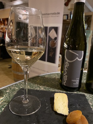 Bei unserem Weinseminar Wein und Käse in Stuttgart einen Riesling der Edition Wein-Musketier vom VDP-Weingut Beurer aus Württemberg