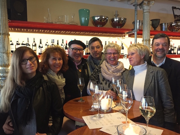 Glückliche und zufriedene Kunden im Stuttgarter Weinladen