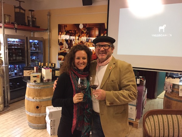Guido Keller, Ihr Weinhändler des Vertrauens in Stuttgart, bedankt sich bei Nieves Garcia de Jalón 