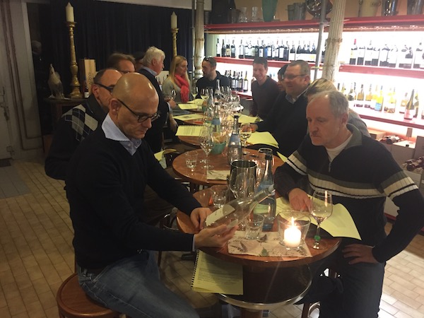 Weininteressierte und Weinliebhaber bei der Verkostung von Chateauneuf du Pape Weinen in Stuttgart