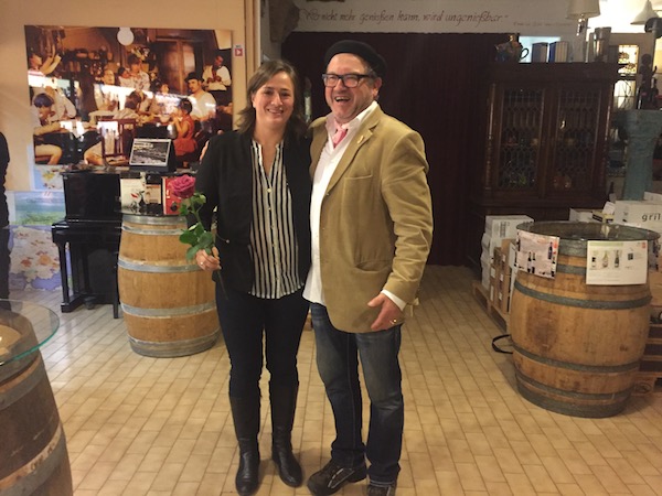 Guido Keller bedankt sich bei Hélène Jaume für diese grandiose Weinprobe in Stuttgart mit Chateauneuf du Pape