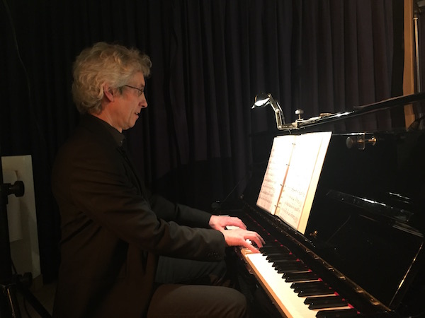 Martin Giebel begleitete Ines Martinez zu Kreislers Liedern und Gedichten virtuos am Klavier