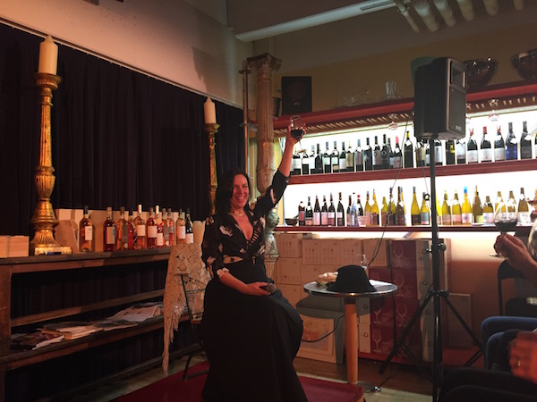Ines Martinez erhebt ihr Glas auf die Gäste und Kunden vom Wein-Musketier Guido Keller, Wein & Kultur in Stuttgart