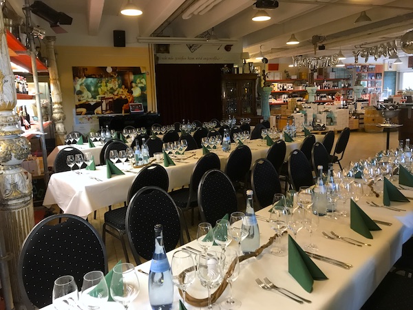 Das Team hatte den liebevoll im Art-Deco eingerichteten Raum mit festlich gedeckten Tischen vor den Wein-Regalen in eine perfekte Party-Location verwandelt.