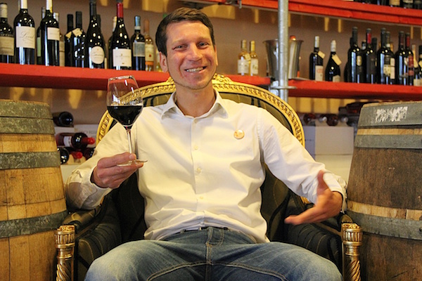 Jonathan Löffler im Weinladen in Stuttgart - Degerloch: Weinberatung und Wareneingangsmanagement