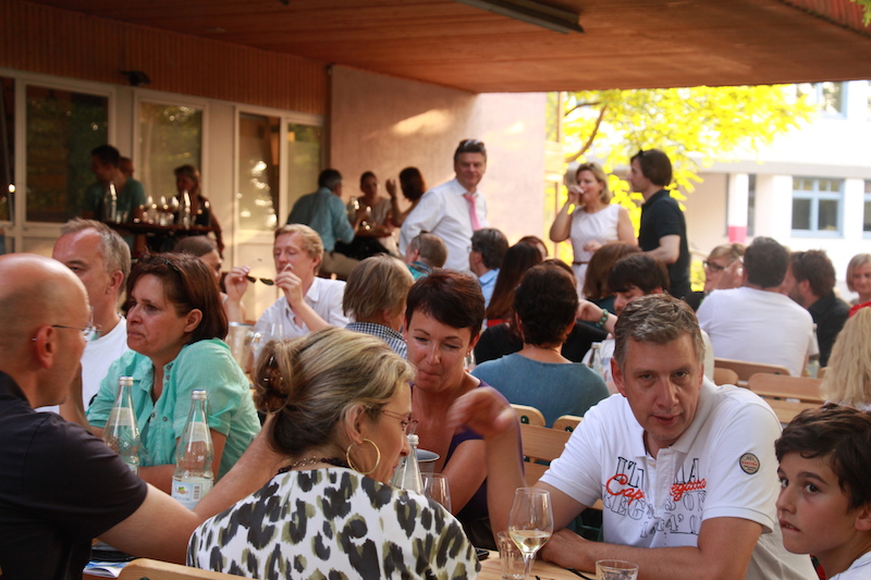 Malina Stark_René Müller im Weinladen in Stuttgart