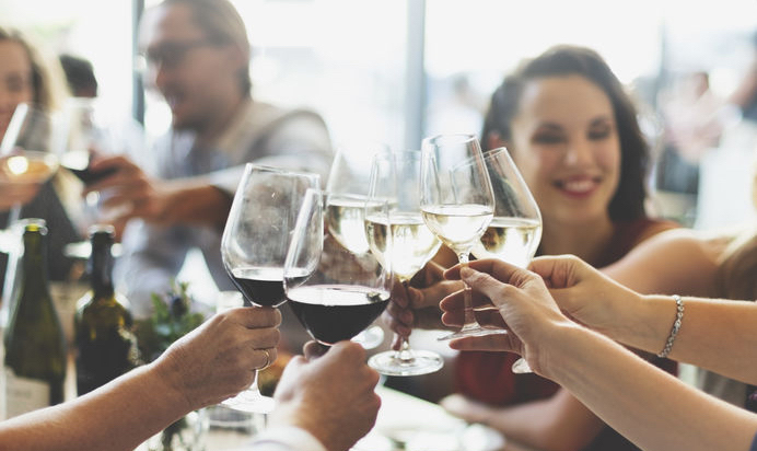 Ab 18 Uhr oder später treffen sich interessante Menschen zu einem guten Glas Champagner, Crémant und natürlich Wein beim Wein-Musketier in Stuttgart, After-Work-Party